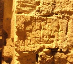 Sedan : Fleur de Lys gravée dans le mur d'un cachot